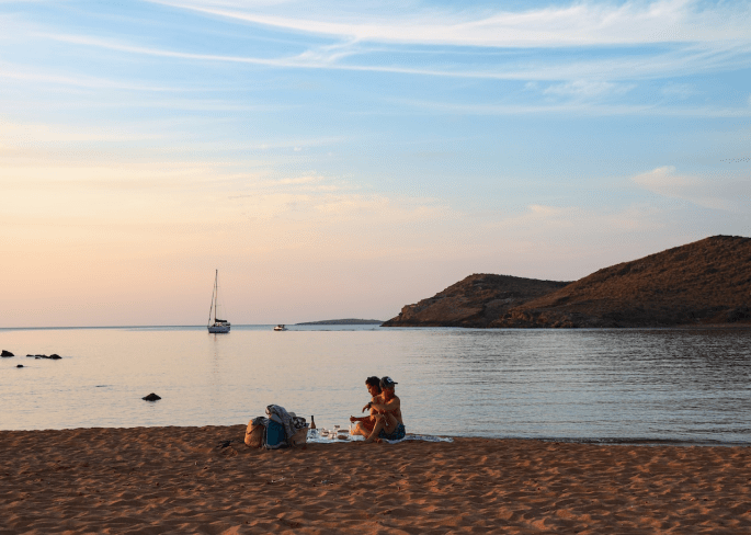 Pareja en la playa de menorca